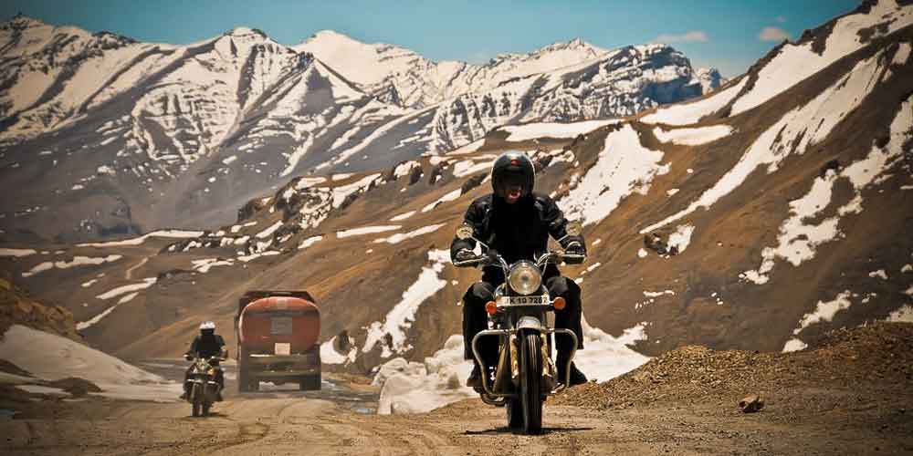 highest mountain pass ladakh bike ride